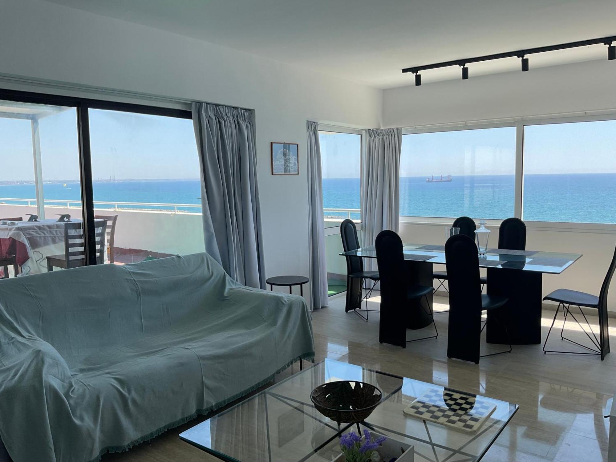 Stunning Top-floor Beachfront Апартаменты